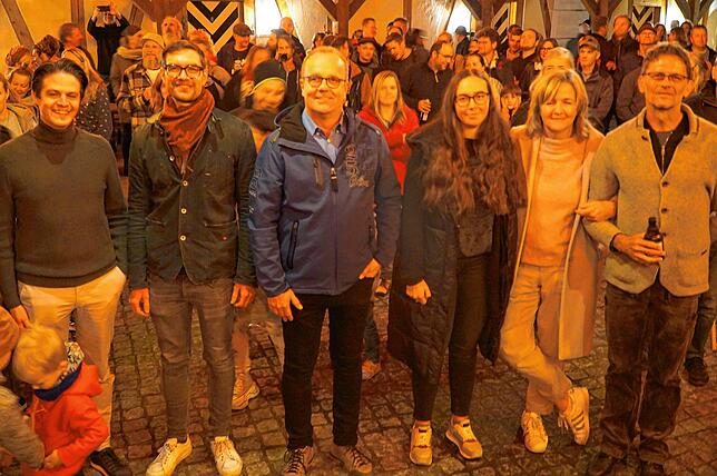 Genießen die Atmosphäre beim Abschluss-Hofkonzert der Pioniere: Tengens Bürgermeister Marian Schreier, Frederik Fischer (Neulandia), ...