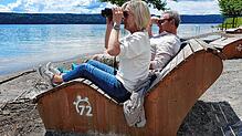 Knapp an der Wasserkante: Sabine und Jörg Plaszauer aus Essen im Uferpark Überlingen, der Bodensee-Pegel Konstanz beträgt zum Zeitpunkt ...