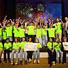 Die Klosterringschule (vorne) und die Gewerblichen Schulen Donaueschingen (hinten) feiern ihren Gewinn auf der Bühne der Neuen Tonhalle ...