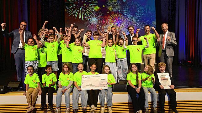 Die Klosterringschule (vorne) und die Gewerblichen Schulen Donaueschingen (hinten) feiern ihren Gewinn auf der Bühne der Neuen Tonhalle ...