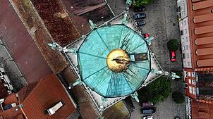 Dieses Bauwerk hat seine auffälligen Ausleger – und eine goldene Kugel.