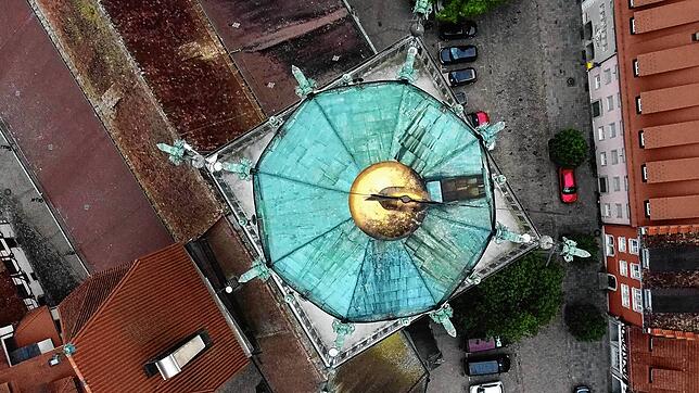 Dieses Bauwerk hat seine auffälligen Ausleger – und eine goldene Kugel.