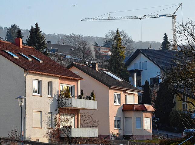 Umweltbelastend: Alte Gebäude. Damit das Klima in Zukunft weniger belastet wird, werden nachhaltige Lösungen gesucht.