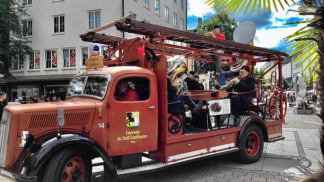 Die Schaffhauser Schluuchmusik spielte beim vergangenen Aktionstag in der Singener Innenstadt in historischem Uniformen und Gefährt ...