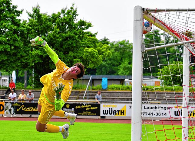 Klasse-Parade: Niklas Zähringer lenkte einen Distanzschuss von Emir Muratovic an die Latte, war aber gegen den Abstauber von Tammo ...