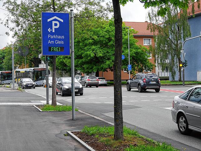 Das Schild vor dem Parkhaus zeigt es an: Ab jetzt darf hier geparkt werden.