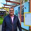 Ortsvorstehr Jürgen Wegmann an einer der Bushaltestellen in Hoppetenzell.