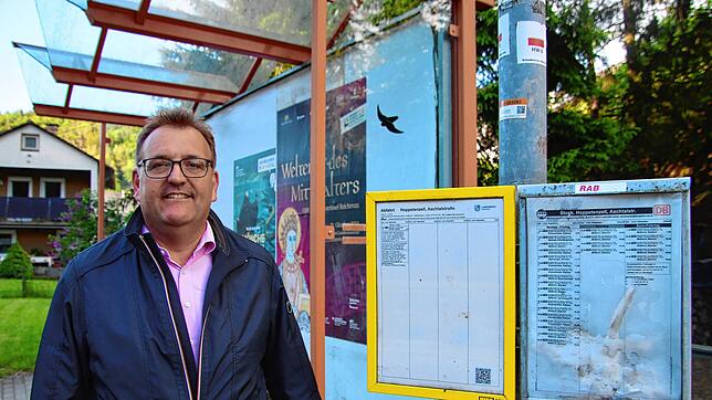 Ortsvorstehr Jürgen Wegmann an einer der Bushaltestellen in Hoppetenzell.