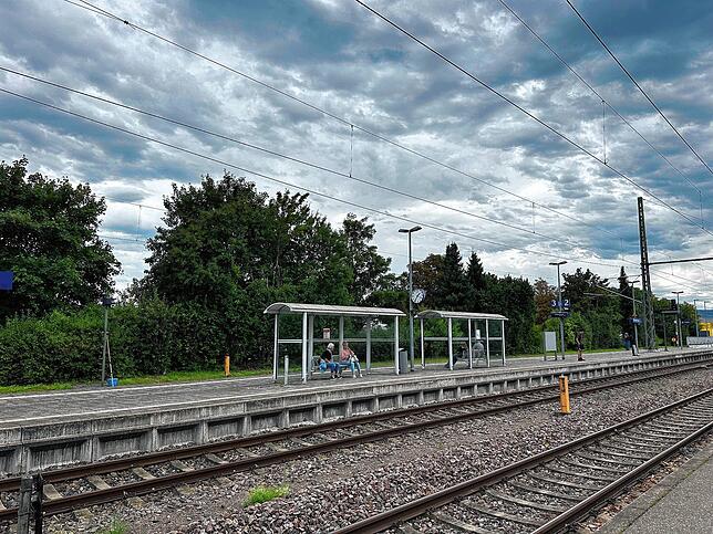 Ab dem Bahnhof Erzingen fallen Teile der S-Bahnen durch den schweizerischen Klettgau zwischen Wilchingen-Hallau und Erzingen weg.