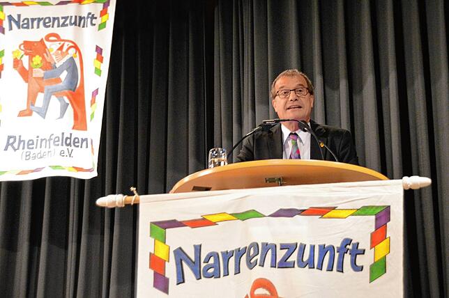 Oberbürgemeister Klaus Eberhardt beim Nierliessen der Narrenzunft Rheinfelden.