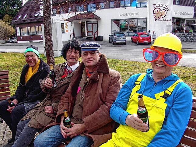Bild 3: Dunschtig in Stefansfeld unter dem Narrenbaum