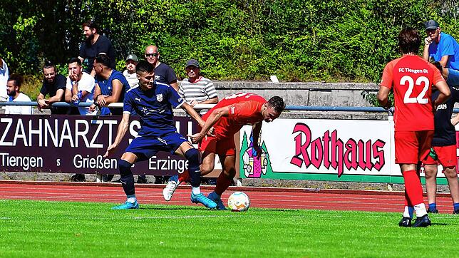 Zweifacher Torschütze: Luka Bartolovic (links, gegen Sebastian Flaig vom FC Tiengen 08) traf doppelt für den VfB Waldshut zum 3:1-Erfolg ...