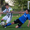 Kampfgeist: Steffen Huber (rechts) versucht hier Timo Glattacker vom Ball zu trennen. Die SG Mettingen/Krenkingen unterlag mit 1:2 beim ...