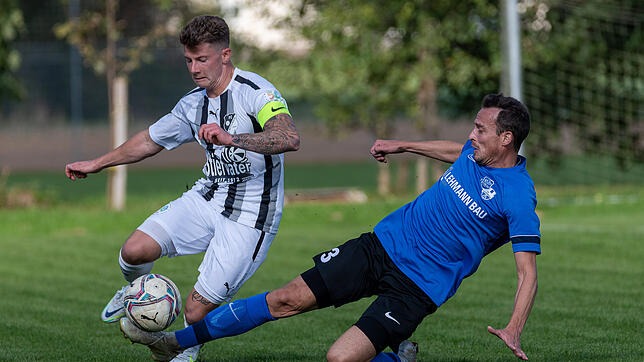Kampfgeist: Steffen Huber (rechts) versucht hier Timo Glattacker vom Ball zu trennen. Die SG Mettingen/Krenkingen unterlag mit 1:2 beim ...