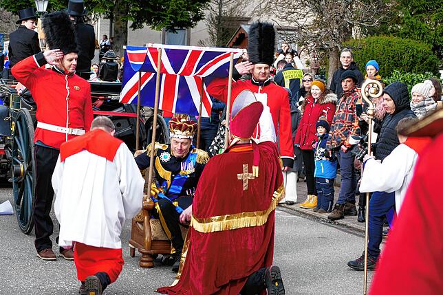 Sogar der neue britische König Charles III. fährt mit seiner Kutsche vor.