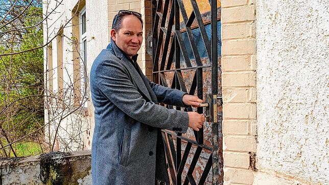Architekt Andreas Flöß hat die Schlüsselgewalt und gewährt uns einen einzigartigen Einblick ins Innere des ehemaligen Offizierswohnheims.