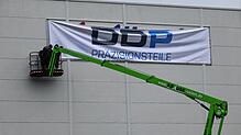 Unterm Plakat ist der alte Schriftzug von Allweier noch ein bisschen erkennbar. Ab sofort firmiert hier am Standort allerdings die DDP ...
