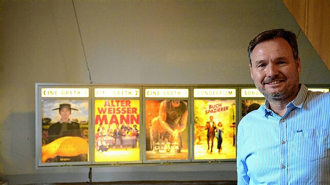 Thomas Lailach vor den Lichtkästen mit den Programmankündigungen seiner Kinosäle in der Cinegreth.