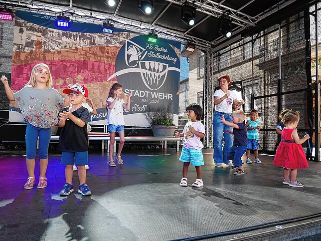 Die Tanzschule Iris Jäger ist mit einer Minidisco vertreten.