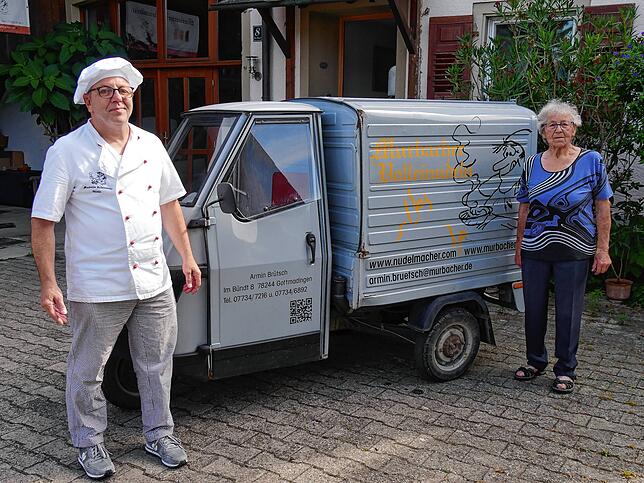 Armin Brütsch mit seiner Mutter Josefine vor der Ape, mit der die Nudeln ausgefahren werden.