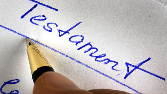 ARCHIV - ILLUSTRATION - Ein Testament wird verfasst aufgenommen in Schwerin (Mecklenburg-Vorpommern). (zu dpa «Testamente oft ungenau ...