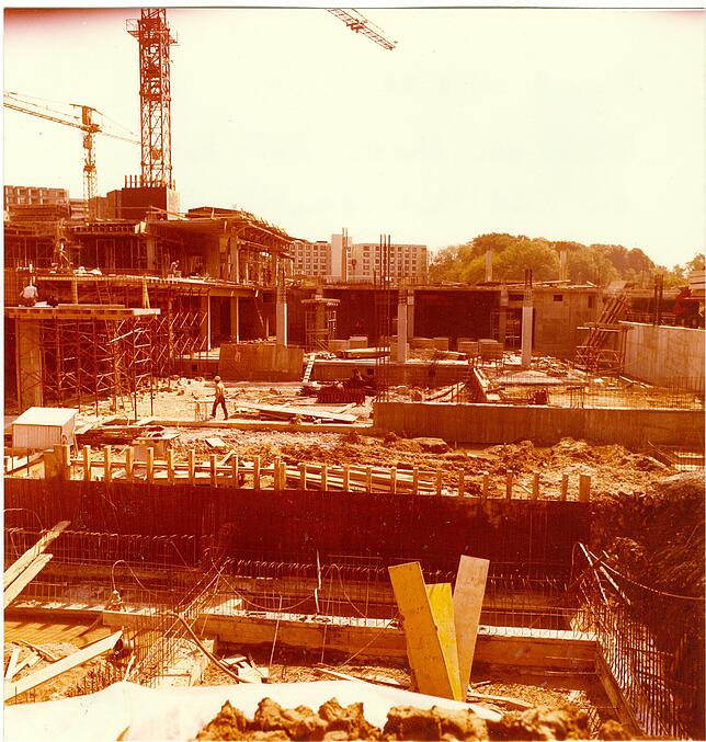 Baustelle: Das Bild von etwa 1978 zeigt die Arbeiten an der Decke bei der Eingangsebene mit Blick auf das Kurzentrum, im Hintergrund die ...