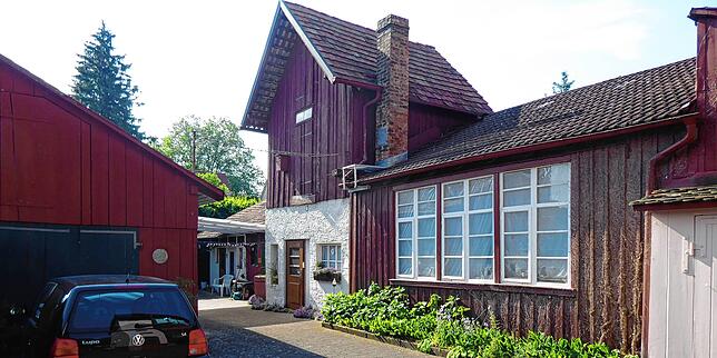 Schuppen im Hinterhof der Griessegstraße und dahinter der Wall zur Straße