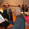 Von den Mitgliedern des Kammerchors Stockach ist bei der Probenarbeit zu den drei Bach-Kantaten höchste Konzentration gefordert.