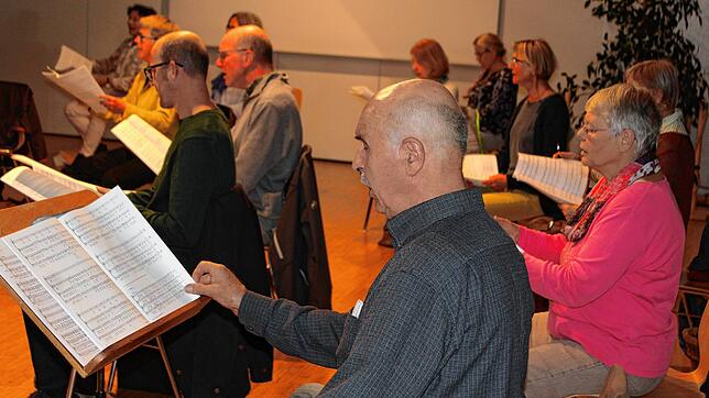 Von den Mitgliedern des Kammerchors Stockach ist bei der Probenarbeit zu den drei Bach-Kantaten höchste Konzentration gefordert.