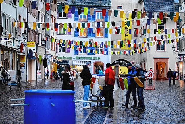 Bild 4: Kaiserstraße im Narrenkleid: Fasnachtsbändel bringen trotz Corona Fröhlichkeit in die Waldshuter Altstadt