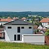 Trotz verhältnismäßig hohem Flächenverbrauch weiterhin gefragt: das freistehende Einfamilienhaus. Hier eines vor dem Meßkircher Panorama ...