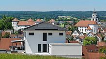 Trotz verhältnismäßig hohem Flächenverbrauch weiterhin gefragt: das freistehende Einfamilienhaus. Hier eines vor dem Meßkircher Panorama ...