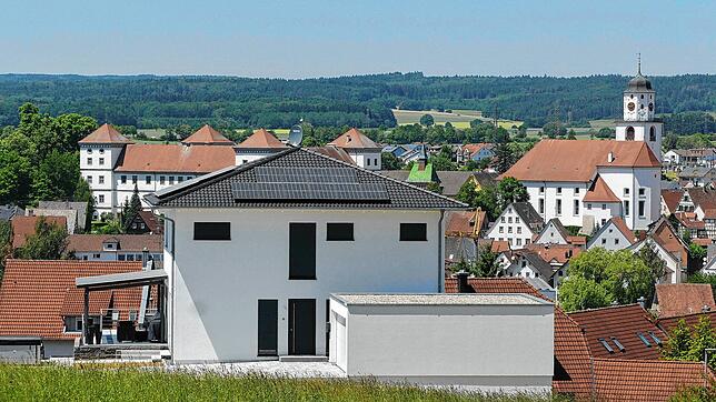 Trotz verhältnismäßig hohem Flächenverbrauch weiterhin gefragt: das freistehende Einfamilienhaus. Hier eines vor dem Meßkircher Panorama ...