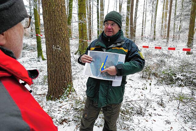 Der Fachbereichsleiter Forst beim Landratsamt Sigmaringen, Stefan Kopp, zeigte dem Bürgermeister und den anwesenden Gmeinderäten, die ...