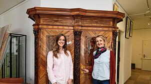 Dagmar Ender (links) und Constanze Preiß vom „Auktionshaus am See“ stehen vor einem prachtvollen Barockschrank. Der kostete einst so ...