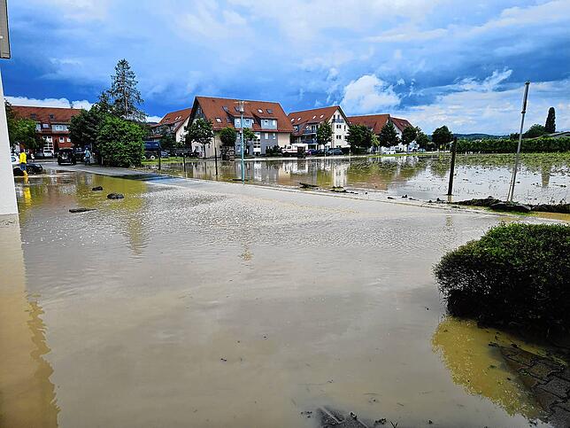 Oberteuringen am Seeufer? Könnte man fast meinen. Der Blick von der Rückseite der Eugen-Bolz-Straße auf die Neubausiedlung West III ...