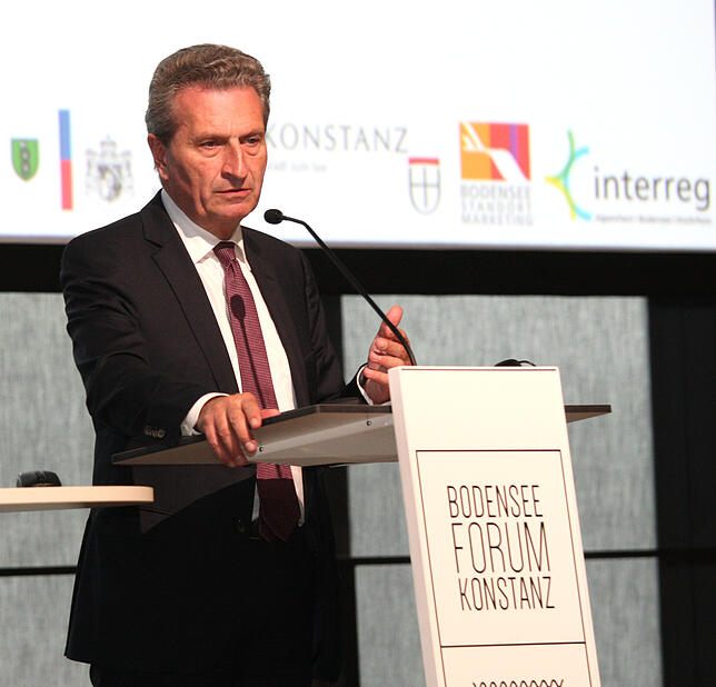 Plädoyer für Europa: EU-Kommissar Günther Oettinger bei seiner viel beachteten Grundsatzrede beim Wirtschaftskonzil im Konstanzer ...