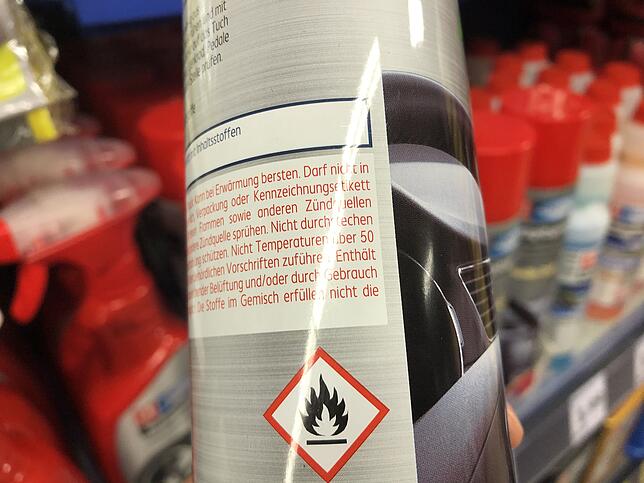Ein Gefahrensymbol auf der Rückseite einer Spraydose Cockpitreiniger, wie er in vielen Bau- und Supermärkten erhältlich ist, weist auf ...