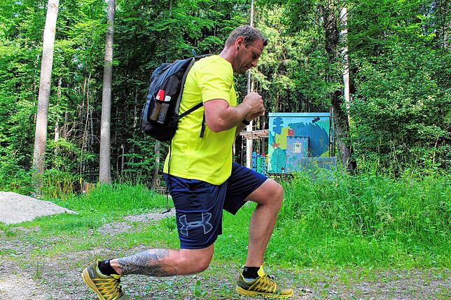 Trainer Axel Fürstenberg trägt alle Trinkflaschen der Teilnehmer in seinem Rucksack mit.