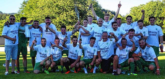 Erinnerungen: Im Sommer 2017 stieg Sebastian Rupp (vorn, rechts) mit dem SV Nollingen in die Kreisliga A auf. Es ist der bisher einzige ...
