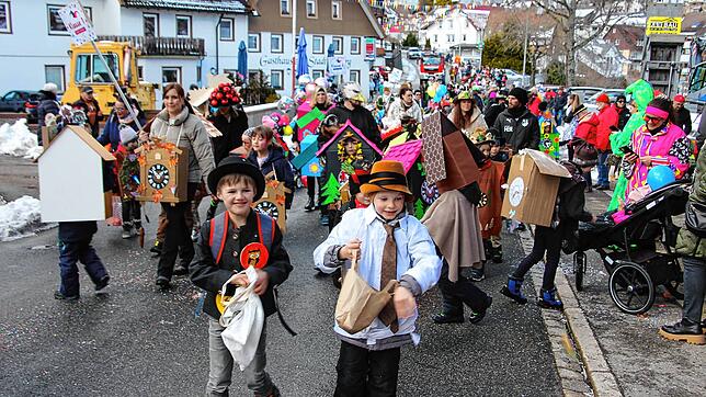 Einfallsreich und bunt ist der Schonacher Kinderumzug: Auch viele Uhrenträger und Schwarzwaldmarien sind unterwegs. Und natürlich darf ...