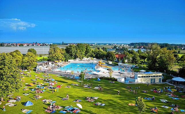 In Ailingen gibt es neben dem Schwimmbecken mit Wellenbetrieb und Sprunganlage auch eine Wasserrutsche, einen Strömungskanal und ein ...