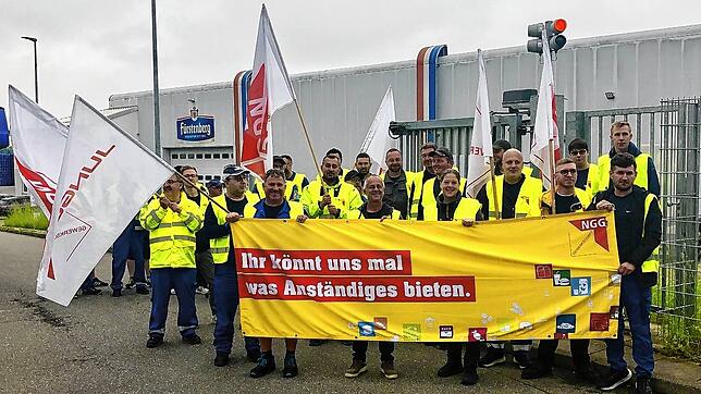 40 Beschäftigte der Fürstenberg-Logistik haben am Dienstag, 3. Juni, das Logistikzentrum in der Raiffeisenstraße bestreikt. Das Angebot ...
