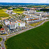 Hinter dem Holiday Inn Hotel (vorne links, zweites Gebäude von vorne) will die IHK zwischen Villingen und Schwenningen bauen. Rechts das ...
