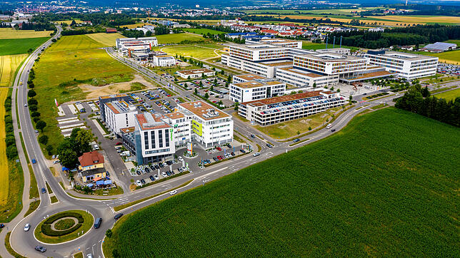 Hinter dem Holiday Inn Hotel (vorne links, zweites Gebäude von vorne) will die IHK zwischen Villingen und Schwenningen bauen. Rechts das ...