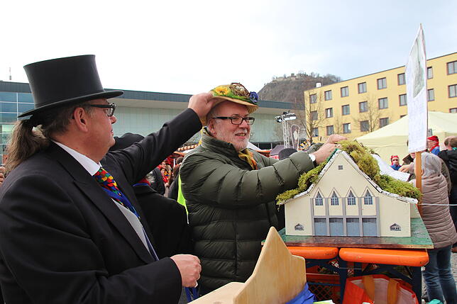 Peter Teubner (2. von links) trägt eine Handvoll Moos zum neuen Dach der Scheffelhalle bei. Allerdings würde er lieber beim Abriss der ...