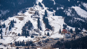 Nicht nur die Skipisten sind leer, sondern auch die Bänke und Stühle, an denen ansonsten bewirtet wird.