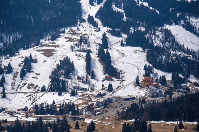Nicht nur die Skipisten sind leer, sondern auch die Bänke und Stühle, an denen ansonsten bewirtet wird.
