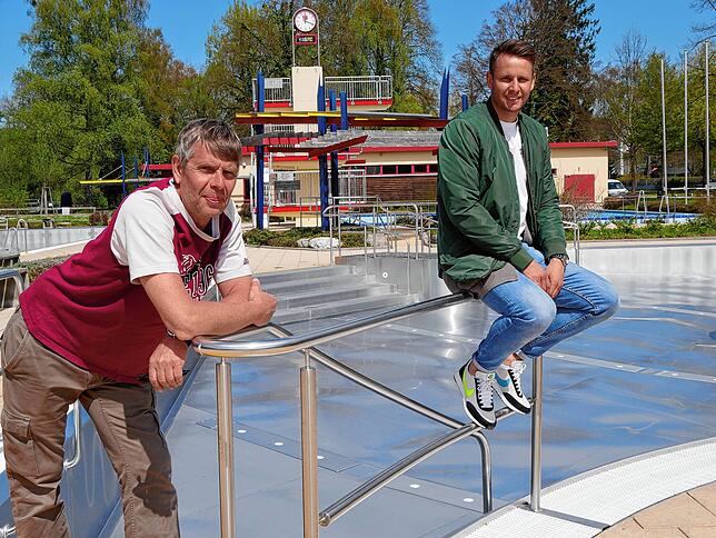 Bei einem Besuch im Aachbad machen Betriebsleiter Peter Heck (links) und Fabian Wilhelmsen, Abteilungsleiter Sport, Bäder und Verwaltung ...