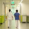 Zwei Mitarbeiterinnen sind im Kreisklinikum unterwegs. Derzeit weist das Krankenhaus einen hohen Krankenstand auf.